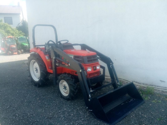 malotraktor Hinomoto NZ 230 s nakladačem