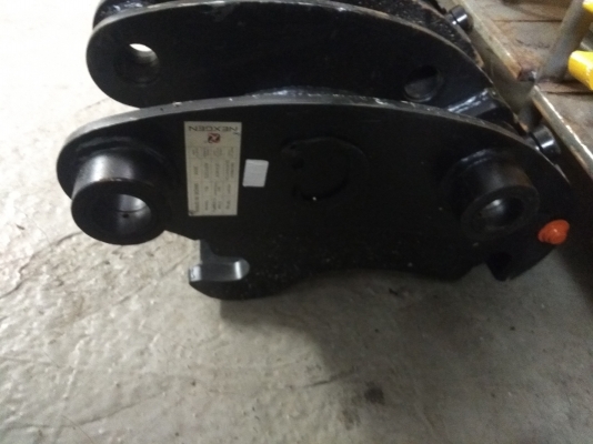 rychloupínák na JCB 3CX, 4CX, 8060, 8065, 8080, 8085